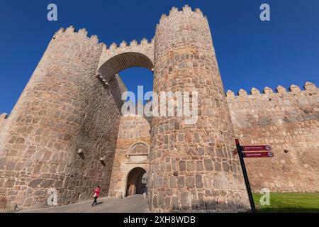 Espagne, Castille et Léon, Avila, Puerta del Alcazar ou porte de la forteresse est une porte monumentale avec des tourelles très fortes flanquant l'entrée, il fait partie des remparts de la ville qui ont été construits à partir de 1090 et sont parmi les mieux conservés et les plus complets en Europe. Banque D'Images