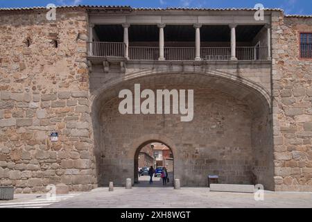 Espagne, Castille et Léon, Avila, la Puerta del Rastro est une porte monumentale, elle fait partie des remparts de la ville qui ont été construits à partir de 1090 et sont parmi les mieux conservés et les plus complets d'Europe. Banque D'Images