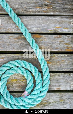 Une bobine verte de corde vue d'en haut sur une promenade. Banque D'Images