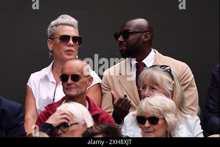 Singer Pink le douzième jour des Championnats de Wimbledon 2024 au All England Lawn Tennis and Croquet Club, Londres. Date de la photo : vendredi 12 juillet 2024. Banque D'Images