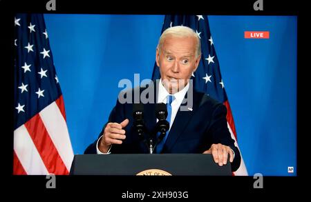 Une capture d'écran d'ordinateur d'Associated Press en direct de la conférence de presse de l'OTAN du 11 juillet 2024 du président américain Joe Biden. Banque D'Images