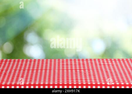 Nappe de pique-nique sur table sous la lumière du soleil à l'extérieur Banque D'Images