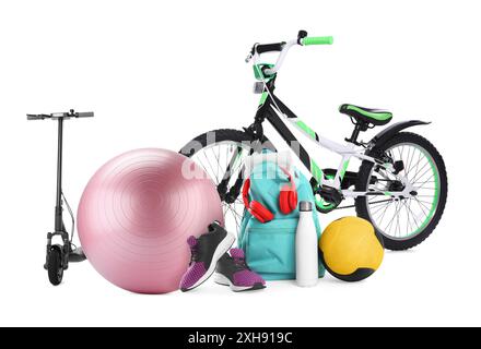 Différents équipements sportifs et trucs isolés sur blanc Banque D'Images