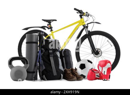 Différents équipements sportifs et trucs isolés sur blanc Banque D'Images