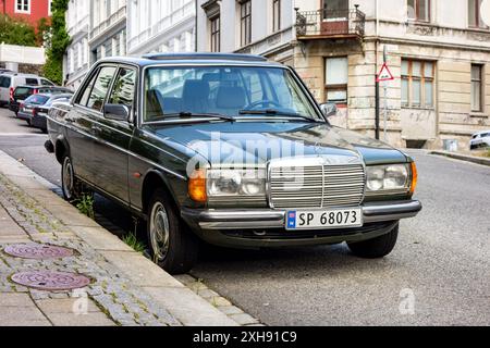 BERGEN, NORVÈGE - 11 AOÛT 2016 : légendaire Mercedes-Benz W123 300D verte garée dans la rue en Norvège Banque D'Images