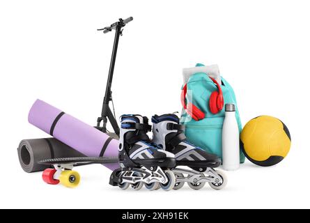 Différents équipements sportifs et trucs isolés sur blanc Banque D'Images