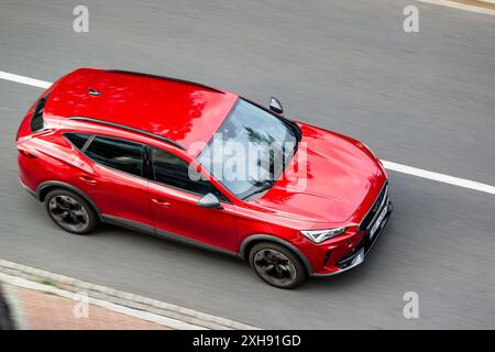 OSTRAVA, RÉPUBLIQUE TCHÈQUE - 22 SEPTEMBRE 2023 : voiture croisée Red Cupra Formentor, effet de flou de mouvement Banque D'Images