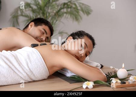 Young couple relaxing in spa salon Banque D'Images