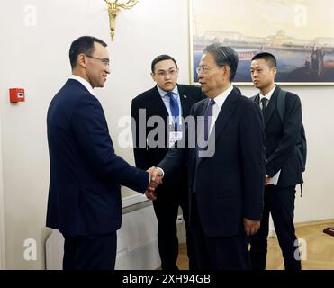 Pétersbourg, Russie. 12 juillet 2024. Zhao Leji, président du Comité permanent de l'Assemblée populaire nationale (APN) de Chine, rencontre Maulen Ashimbayev, président du Sénat du Kazakhstan, en marge du 10e Forum parlementaire BRICS à Petersburg, Russie, le 12 juillet 2024. Le forum de cette année s'est déroulé du jeudi au vendredi à Pétersbourg. Zhao a assisté au forum ici et a prononcé des discours lors de l'événement. Crédit : Liu Weibing/Xinhua/Alamy Live News Banque D'Images