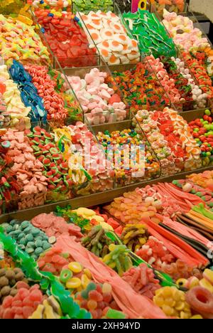 Affichage de bonbons dans le Mercat Sant Josep - énorme marché couvert - Barcelone, Espagne Banque D'Images