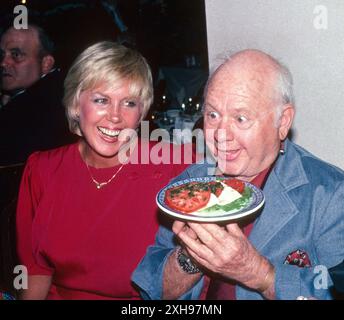 Mickey Rooney, Jan Chamberlin, 1991. ph : John Barrett/Photolink/avec l'aimable autorisation de Everett Collection (Mickey Rooney Jan wife7358) Banque D'Images