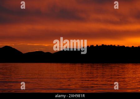 LAKE PLEASANT, PHOENIX, ARIZONA, États-Unis : un coucher de soleil orange intense dramatique sur le désert pour commencer la nouvelle année au lac Pleasant près de Phoenix, Arizona, États-Unis. Banque D'Images