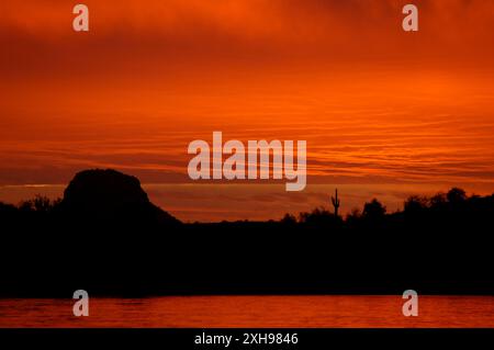 LAKE PLEASANT, PHOENIX, ARIZONA, États-Unis : un coucher de soleil orange intense dramatique sur le désert pour commencer la nouvelle année au lac Pleasant près de Phoenix, Arizona, États-Unis. Banque D'Images