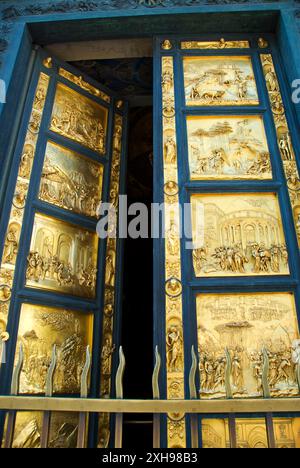 Portes en bronze doré 'portes du Paradis' - Baptistère de forme octogonale de San Giovanni fait face au duomo ou cathédrale - Florence, Italie Banque D'Images