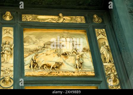 Portes en bronze doré 'portes du Paradis' - Baptistère de forme octogonale de San Giovanni fait face au duomo ou cathédrale - Florence, Italie Banque D'Images