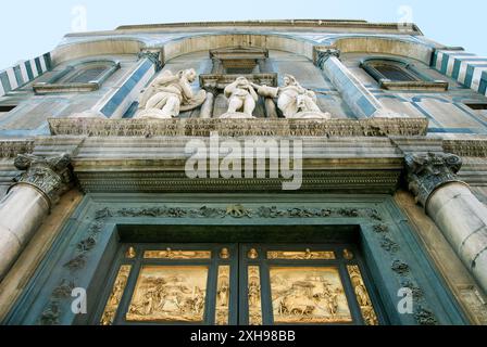 Portes en bronze doré 'portes du Paradis' - Baptistère de forme octogonale de San Giovanni fait face au duomo ou cathédrale - Florence, Italie Banque D'Images