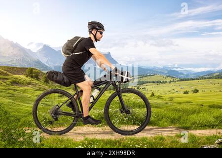 VTT randonnée sur un sentier panoramique dans une vallée verte Banque D'Images