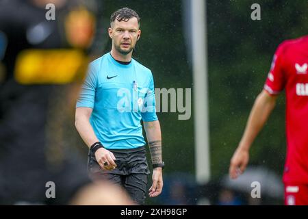 Delden, pays-Bas. 12 juillet 2024. DELDEN, 12-07-2024, Sportcomplex de Scheetheuvel, match amical, saison 2024/2025, football . Match entre le FC Twente et le FC Nordsjaelland . Arbitre Robin Hensgens crédit : Pro Shots/Alamy Live News Banque D'Images