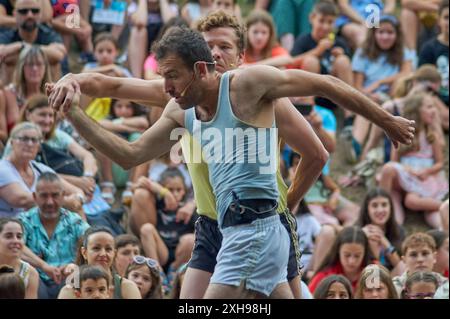 Viladecasn, ESPAGNE - 12 JUILLET 2024 : deux athlètes se tenant la main lors d'un événement sportif, véhiculant un message d'unité et de camaraderie dans le monde du sport. Banque D'Images