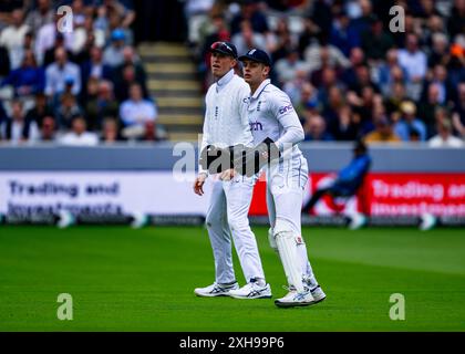 LONDRES, ROYAUME-UNI. 12 juillet, 24. Jamie Smith d'Angleterre (wk) (à droite) crie des instructions à ses coéquipiers dans le match de la dernière journée lors du match Angleterre hommes vs Antilles 1er Rothesay test match au Lord's Cricket Ground le vendredi 12 juillet 2024 à LONDRES ANGLETERRE. Crédit : Taka Wu/Alamy Live News Banque D'Images