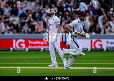 LONDRES, ROYAUME-UNI. 12 juillet, 24. Gus Atkinson of England action (à gauche) regarde et vérifie le ballon dans le match de la dernière journée pendant le match Angleterre hommes vs West Indies 1st Rothesay test match au Lord's Cricket Ground le vendredi 12 juillet 2024 à LONDRES ANGLETERRE. Crédit : Taka Wu/Alamy Live News Banque D'Images