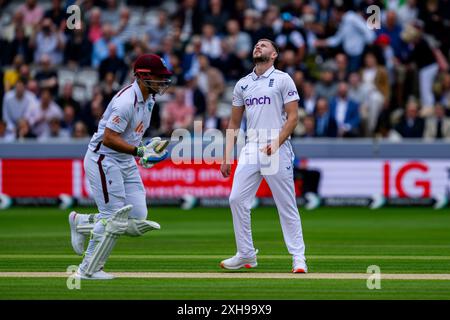 LONDRES, ROYAUME-UNI. 12 juillet, 24. Gus Atkinson of England action (à droite) regarde et vérifie le ballon dans le match de la dernière journée pendant le match Angleterre hommes vs West Indies 1er Rothesay test match au Lord's Cricket Ground le vendredi 12 juillet 2024 à LONDRES ANGLETERRE. Crédit : Taka Wu/Alamy Live News Banque D'Images