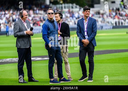 LONDRES, ROYAUME-UNI. 12 juillet, 24. L'ancien joueur de cricket anglais Sir Alastair Cook CBE (à droite) et l'ancien joueur de cricket anglais Michael Vaughan OBE (au centre) sont vus lors de la présentation du dernier match de jour lors du match Angleterre Men vs West Indies 1st Rothesay test match au Lord's Cricket Ground le vendredi 12 juillet 2024 à LONDRES ANGLETERRE. Crédit : Taka Wu/Alamy Live News Banque D'Images