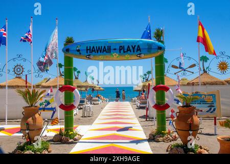 TORREMOLINOS, ESPAGNE, Andalousie 21 mai 2019. Drapeaux à l'entrée de la plage Playa Hawai à Torremolinos, province de Malaga. Banque D'Images