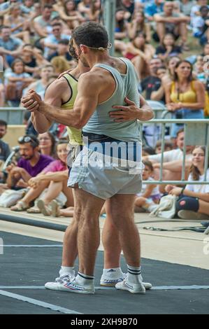 Viladecasn, ESPAGNE - 12 JUILLET 2024 : deux athlètes exécutent une danse dans un cadre urbain, montrant la beauté du mouvement et l'énergie du sport dans un arti Banque D'Images