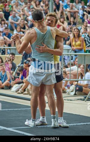 Viladecasn, ESPAGNE - 12 JUILLET 2024 : lors d'un événement en plein air, deux athlètes s'expriment à travers la danse, créant une image dynamique du sport et de l'art en AC Banque D'Images