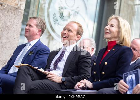 Berlin, Deutschland. 10 mai 2023. (D-G) Ambassadrice des États-Unis en Allemagne Amy Gutman, Pierce Bush, et le PDG de la Fondation George & Barbara Bush Max Angerholzer posent pour une photo après avoir assisté à la cérémonie de découverte d'une statue de bronze de l'ancien président américain George H. W. Bush devant l'ambassade américaine à Berlin, en Allemagne, le 10 mai 2023. (Photo par Emmanuele Contini/NurPhoto) crédit : NurPhoto SRL/Alamy Live News Banque D'Images