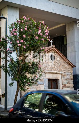 Église Agia Dynami, une petite église byzantine nichée sous un bâtiment moderne, dans le centre-ville de la rue Mitropoleos à Syntagma, Athènes, Grèce Banque D'Images