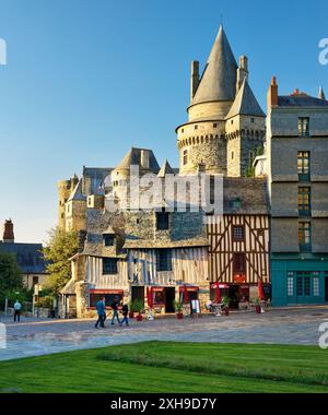 Ville médiévale française de Vitré, Bretagne. Château Chateau de vitré s'élève derrière la façade à colombages de L'Auberge du Chateau Banque D'Images