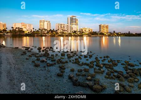 Horizon de Sarasota avec des eaux tranquilles reflétant les bâtiments pendant les heures de soirée, Floride, États-Unis Banque D'Images