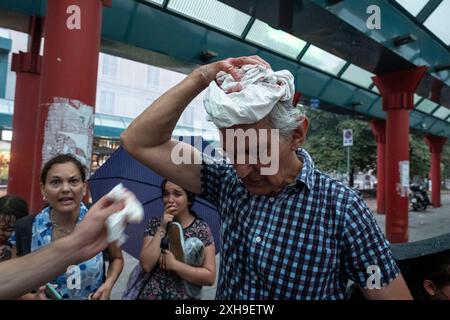 Milan, Italie. 12 juillet 2024. Stazione Cadorna. Grandine a Milano. Un turista viene colpito alla testa da un 'chicco' di grandine.- Cronaca - Milano, Italia - Venerdì 12 luglio 2024 (Foto Alessandro Cimma/Lapresse) Cadorna Station. Grêle à Milan. Un touriste est frappé à la tête par une grêle - chronique - Milan, Italie - vendredi 12 juillet 2024 (photo Alessandro Cimma/Lapresse) crédit : LaPresse/Alamy Live News Banque D'Images