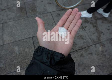 Milan, Italie. 12 juillet 2024. Stazione Cadorna. Grandine a Milano. Un turista viene colpito alla testa da un 'chicco' di grandine.- Cronaca - Milano, Italia - Venerdì 12 luglio 2024 (Foto Alessandro Cimma/Lapresse) Cadorna Station. Grêle à Milan. Un touriste est frappé à la tête par une grêle - chronique - Milan, Italie - vendredi 12 juillet 2024 (photo Alessandro Cimma/Lapresse) crédit : LaPresse/Alamy Live News Banque D'Images