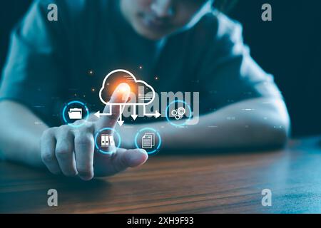 Technologie cloud, gens d'affaires touchant sur le diagramme de cloud computing, stockage de données, système de gestion de données en ligne, système d'information pour les entreprises, N Banque D'Images