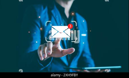 Nouveau concept de notification par e-mail, Business People touch e-mail icon, campagne de marketing en ligne, communication et marketing numérique, boîte de réception réception elec Banque D'Images