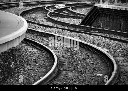 Image de voyage générale montrant les voies ferrées et les quais d'une gare du Royaume-Uni. Crédit : James Hind/Alamy. Banque D'Images