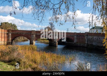 Un pont de brique rouge connu sous le nom de pont rouge sur la rivière Elizabeth à Campbell Town, Tasmanie, Australie. La ville est riche en condamnés Banque D'Images