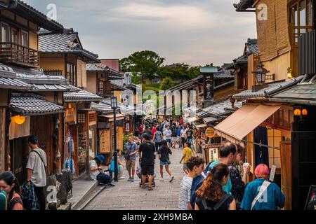 Kyoto Japon scène de rue touristes tourisme Gion district gens Banque D'Images