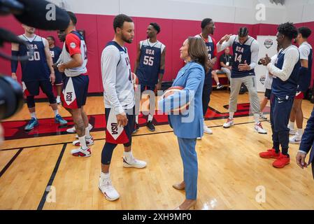 Las Vegas, États-Unis. 09 juillet 2024. U. S vice-président Kamala Harris, à droite, discute avec le meneur Steph Curry, à gauche, lors d'une visite avec l'équipe masculine olympique américaine de basket-ball à Mendenhall Arena sur le campus de l'Université du Nevada, le 9 juillet 2024 à Las Vegas, Nevada. Crédit : Lawrence Jackson/White House photo/Alamy Live News Banque D'Images