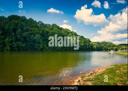 Une petite baie tranquille au large de la rivière Tennessee près de Colbert Ferry Crossing. Il est situé le long de la Natchez trace Parkway dans le nord de l'Alabama. Banque D'Images