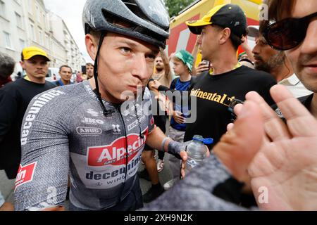 Tour de France 2024 Etape 13 - vendredi 12 juillet 2024 Agen > Pau Jasper Philipsen (Alpecin-Deceuninck) célèbre après avoir remporté l'étape en sprint. Photo Tim Van Wichelen/Pool/GodingImages crédit : Peter Goding/Alamy Live News Banque D'Images