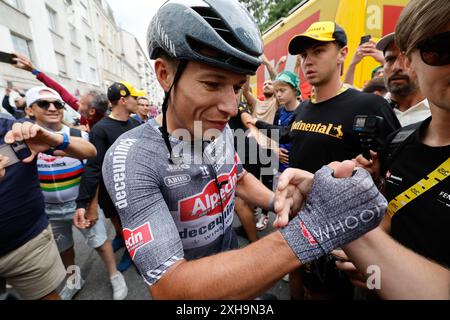 Tour de France 2024 Etape 13 - vendredi 12 juillet 2024 Agen > Pau Jasper Philipsen (Alpecin-Deceuninck) célèbre après avoir remporté l'étape en sprint. Photo Tim Van Wichelen/Pool/GodingImages crédit : Peter Goding/Alamy Live News Banque D'Images