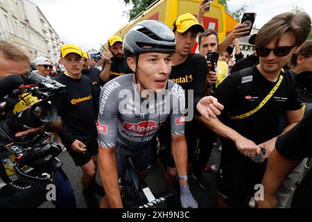 Tour de France 2024 Etape 13 - vendredi 12 juillet 2024 Agen > Pau Jasper Philipsen (Alpecin-Deceuninck) célèbre après avoir remporté l'étape en sprint. Photo Tim Van Wichelen/Pool/GodingImages crédit : Peter Goding/Alamy Live News Banque D'Images