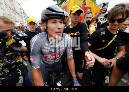 Tour de France 2024 Etape 13 - vendredi 12 juillet 2024 Agen > Pau Jasper Philipsen (Alpecin-Deceuninck) célèbre après avoir remporté l'étape en sprint. Photo Tim Van Wichelen/Pool/GodingImages crédit : Peter Goding/Alamy Live News Banque D'Images