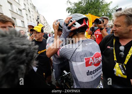 Tour de France 2024 Etape 13 - vendredi 12 juillet 2024 Agen > Pau Jasper Philipsen (Alpecin-Deceuninck) célèbre après avoir remporté l'étape en sprint. Photo Tim Van Wichelen/Pool/GodingImages crédit : Peter Goding/Alamy Live News Banque D'Images