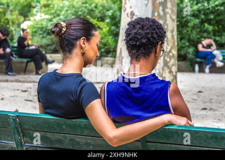 Deux jeunes femmes - peut-être amantes - étaient assises sur le banc du parc dans le Square Boucicaut, Paris 75007, France. Banque D'Images