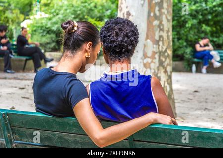 Deux jeunes femmes - peut-être amantes - étaient assises sur le banc du parc dans le Square Boucicaut, Paris 75007, France. Banque D'Images